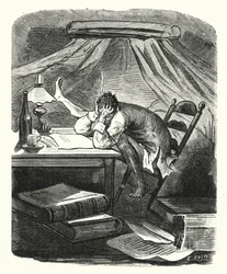 Mann liest an einem Tisch