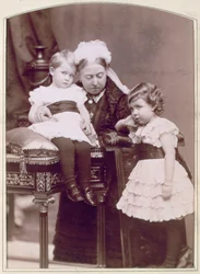 Königin Victoria mit zwei ihrer Enkelkinder, April 1886
