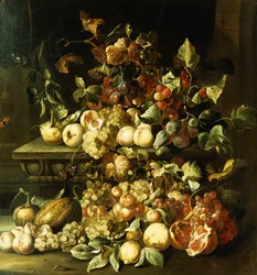 Trauben, Feigen, Himbeeren und andere Früchte auf einem steinernen Sims