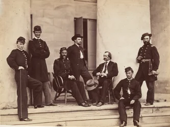Brigadegeneral Gustavus A. DeRussy und Stab auf den Stufen des Arlington House, Arlington