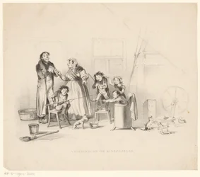 Vater und Mutter schauen glückselig auf spielende Kinder