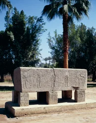 Ägypten, Kairo, Altes Memphis, gravierter Sarkophag