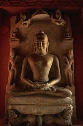 Tirthankara-Statue, Jain-Tempel Nr. 24, Deogarh, Uttar Pradesh, Indien, 8.-17. Jahrhundert