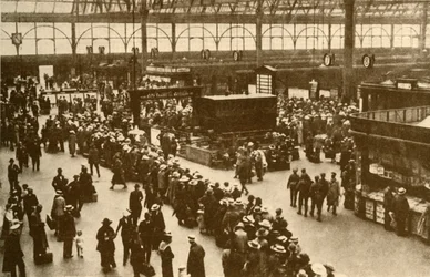 Eine Schlange von Urlaubern, die am Bahnhof Waterloo in London auf Züge warten, 1930.