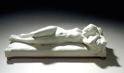 Sevres Biskuitfigur einer liegenden Nackten, 