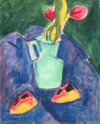 Blumen in einer grünen Vase auf violettem Tuch