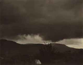 [Musik: Eine Folge von zehn Wolkenfotografien, Nr. 1]