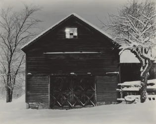 Die schwarze Scheune und weißer Schnee