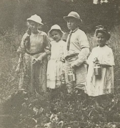 Ohne Titel (Flora, Elizabeth, Howard & Kitty auf einem Feld in Lake George)