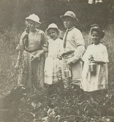 Ohne Titel Flora, Elizabeth, Howard & Kitty im Lake George Feld, 1903-05