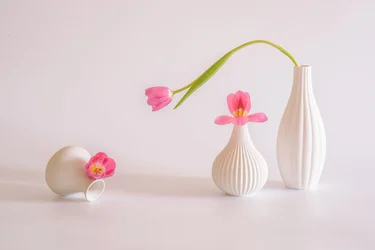 Rosa Tulpen, weiße Vasen
