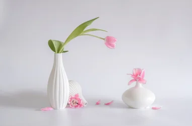 Arrangement mit zartrosa Tulpen