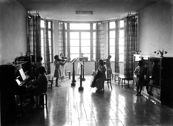 Villa Rosa Maltoni Mussolini: Schülerinnen während einer Musikstunde