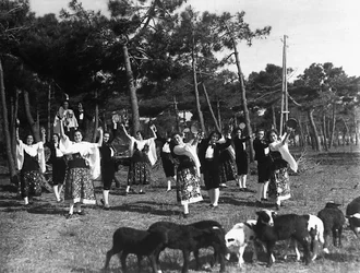 Villa Rosa Maltoni Mussolini: Gruppe von Jugendlichen in traditionellen neapolitanischen Kostümen (s/w Foto)