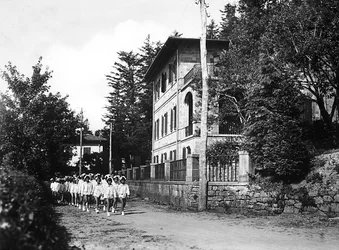 Villa Rosa Maltoni Mussolini: Junge Schülerinnen beim Spaziergang