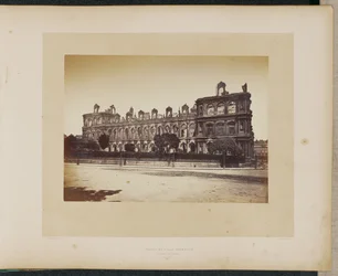Hôtel de Ville abgebrannt. Fassade zum Quai.