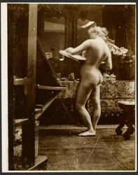 Weibliches Aktmodell im Studio mit Skizzenbuch