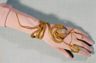 Armband und Ring der Schauspielerin Henriette Rosine Bernard, genannt Sarah Bernhardt (1844-1923). Ausgeführt von Fouquet Michot. 19. Jahrhundert. Privatsammlung