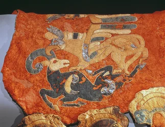 Satteldecke mit Greif, der eine Bergziege angreift