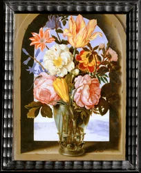 Blumenstrauß in einer steinernen Arkade