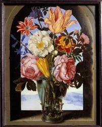 Blumenstrauß in einem steinernen Rahmen, der auf eine Landschaft öffnet