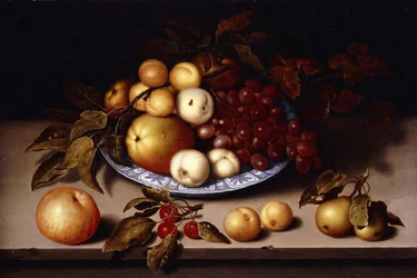 Pfirsiche, Äpfel, Aprikosen und Trauben in einer Wanli-Kraak-Porzellanschale mit Kirschen, Birnen, Aprikosen und einem Apfel auf einem Sims
