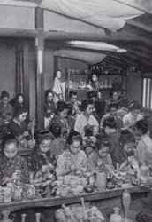 Mädchen dekorieren billige Keramik