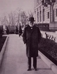 Andrew Carnegie vor seiner Villa in der Fifth Avenue, New York