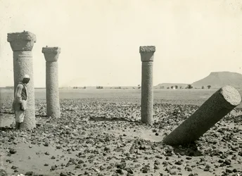 Säulen der koptischen Kirche, von Westen gesehen, Sai-Insel, Ägypten, Fotografie von Breasted, Oriental Institute, University of Chicago, ca. 1920