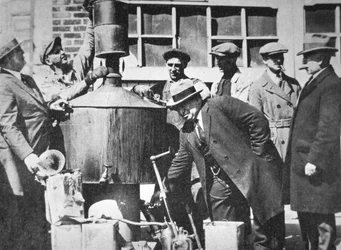 US-Bundesagenten entdecken eine illegale Alkoholbrennerei während der amerikanischen Prohibition (1920-33)