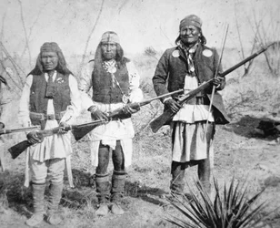Geronimo und drei seiner Apachenkrieger