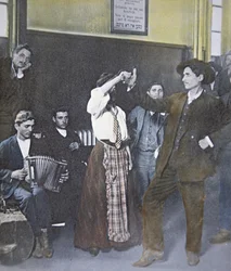 Einwanderer beim Volkstanz auf Ellis Island, New York Harbor