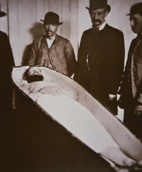 Jesse James in seinem Sarg, nachdem er 1882 erschossen worden war