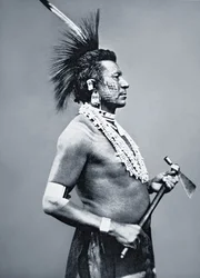 Osage-Stammeskrieger mit Tomahawk-Pfeife, ca. 1875