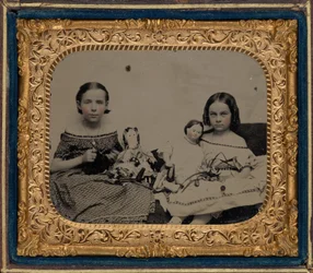 Porträt von zwei Mädchen mit Puppen, ca. 1860