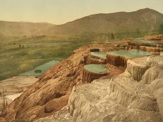 Pulpit Terraces von oben, Yellowstone-Nationalpark, ca. 1898 (Fotochrom)