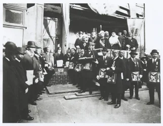 Schomburg unter Freimaurern und Odd Fellows bei der Grundsteinlegung des Ionic Temple