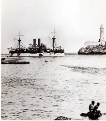 Die USS Maine beim Einlaufen in den Hafen von Havanna, Kuba, 1898