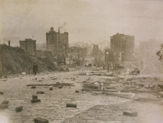 Blick auf die Skyline von San Francisco mit Rauch vom Feuer nach dem Erdbeben, 1906