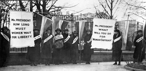 Frauenrechtlerinnen demonstrieren vor dem Weißen Haus, Washington DC, veröffentlicht 1917