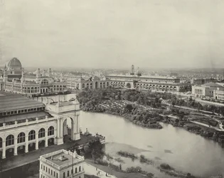 Bewaldete Insel und Transportgebäude