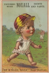 Baby läuft mit Baseballmütze