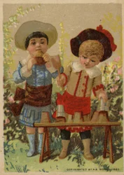 Jungen bauen Matschkuchen