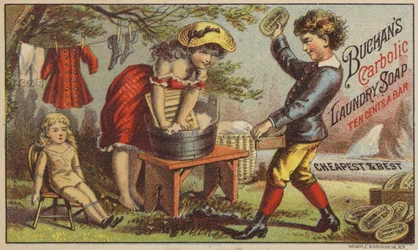 Mädchen wäscht Puppenkleidung