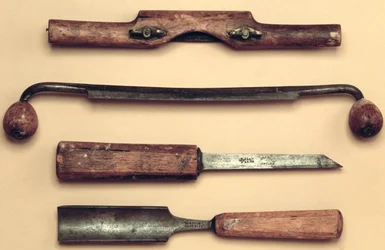 Werkzeuge des Zimmermanns von La Reunion (Stahl und Holz)