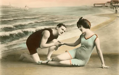 Romantisches viktorianisches Paar am Strand