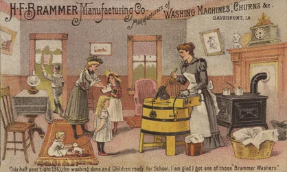 Frau benutzt Waschmaschine