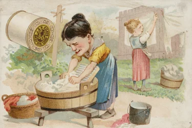 Frauen waschen Kleidung im Garten