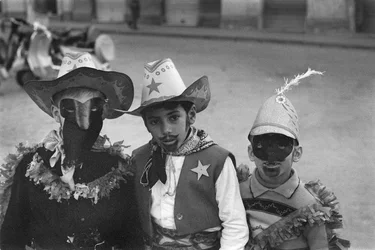 Crotone, Kinder in Masken