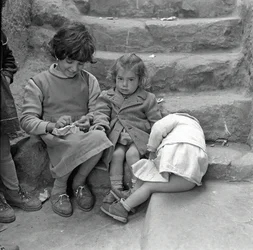 Gruppe von Kindern in Scalilla, Palermo, Sizilien, Italien